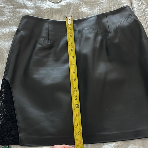 Size 6 black leather skirt with lace inserts on side - Picture 6 of 8